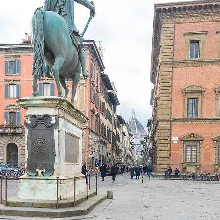 A Due Passi Dal Duomo Di Floransa